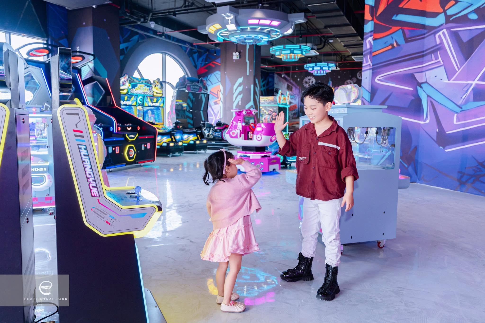 Trẻ em vui chơi tại khu arcade Tom & Jini — không gian giải trí gia đình trong nhà