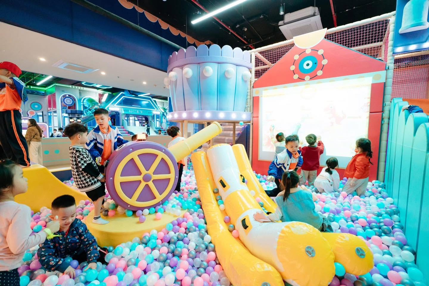 Khu ball pit tương tác số — trẻ em chơi tại Tom & Jini Bến Lức