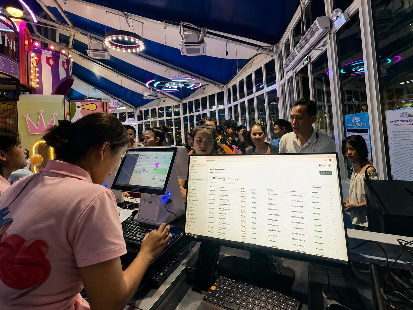 Khu vực quầy vé Tom & Jini tại Eco Central Park, TP. Vinh (Nghệ An) trong giờ cao điểm cuối tuần